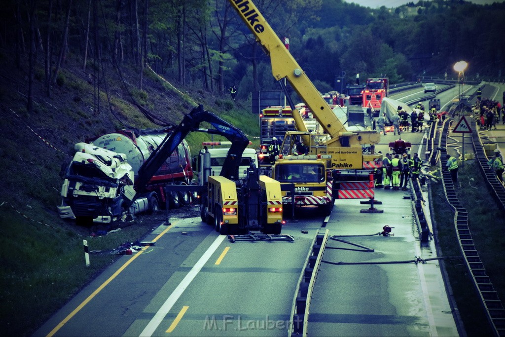 VU Gefahrgut LKW umgestuerzt A 4 Rich Koeln Hoehe AS Gummersbach P501.JPG - Miklos Laubert